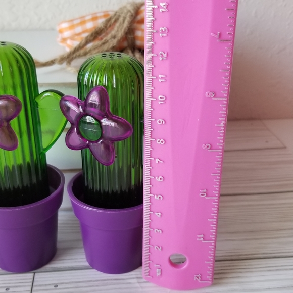 Pair Salt and Pepper Shakers Novelty Cactus New - Picture 3 of 6